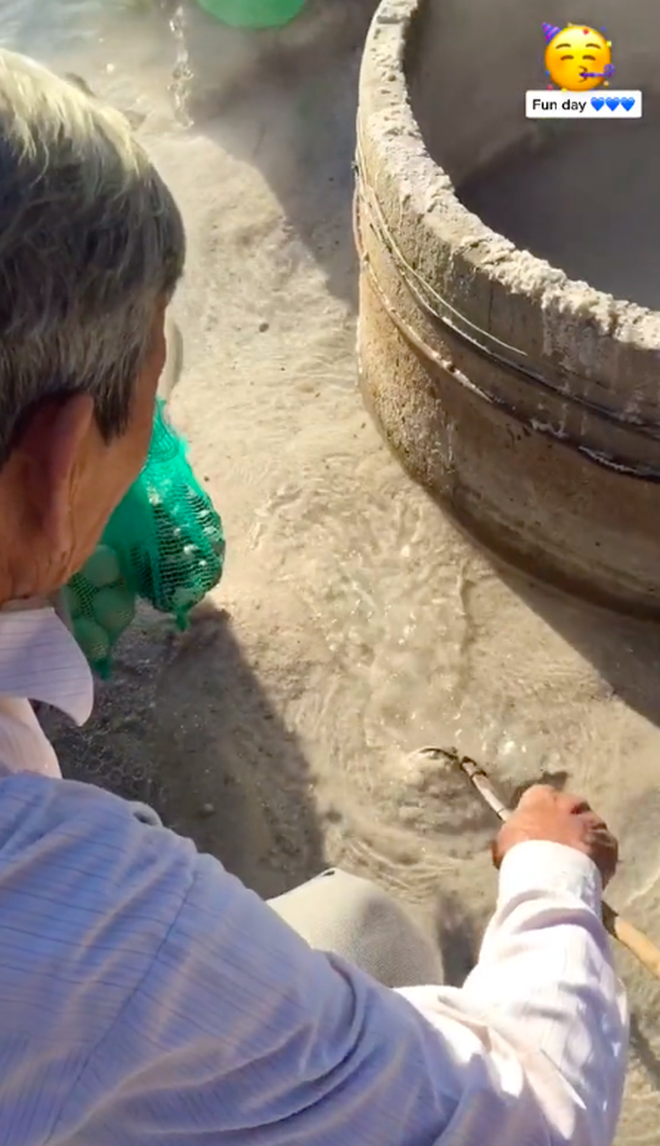 Cụ ông đem bịch trứng chôn dưới cát bên bờ suối, netizen thắc mắc để làm gì: Hoá ra là đặc sản thú vị ở Việt Nam - Ảnh 2.