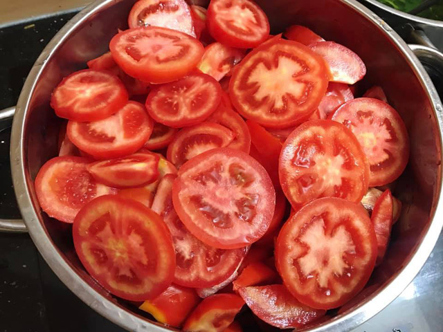 Sai lầm khi bỏ ngăn đá dự trữ khiến cà chua nấu ra toàn nước, mẹ đảm bày cách cấp đông chuẩn giúp nấu tươi ngon như mới mua về - Ảnh 2.
