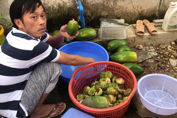 Hình ảnh mới nhất của Hoài Linh: Gầy đen, để râu dài, chăm chỉ làm vườn - Ảnh 5.