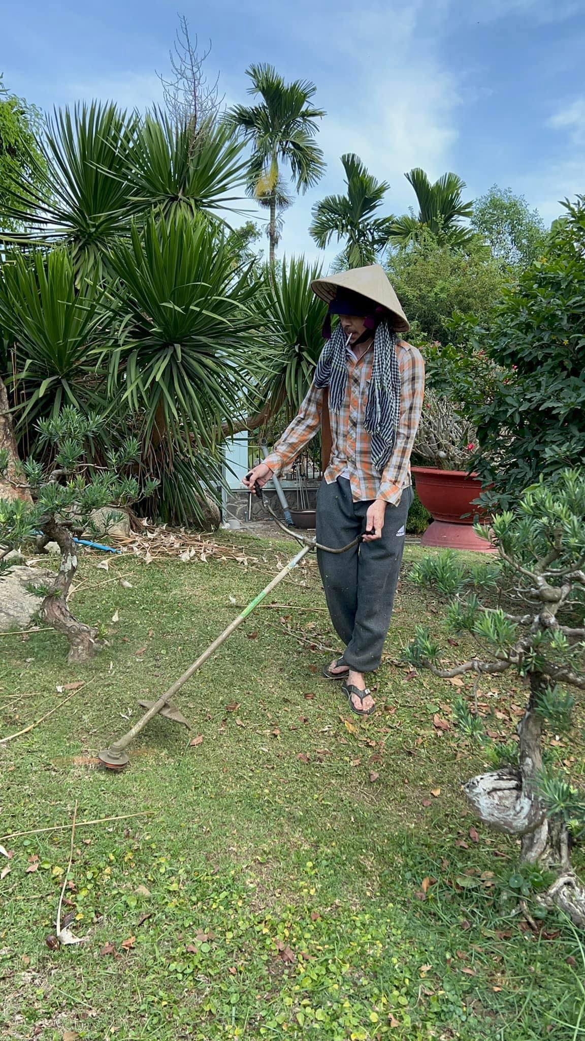 Hình ảnh mới nhất của Hoài Linh: Gầy đen, để râu dài, chăm chỉ làm vườn - Ảnh 1.