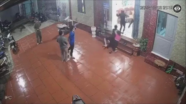 Nguyên nhân ban đầu vụ 2 bố con vác dao chém người dã man ở Bắc Giang - Ảnh 1.