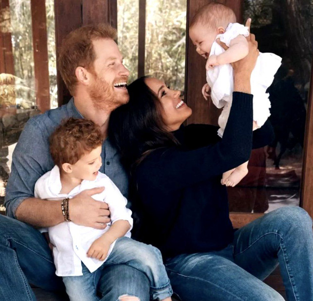 Nữ hoàng Anh tha thiết mong mỏi một điều từ vợ chồng Meghan - Harry nhưng năm lần bảy lượt đều bị cháu trai “dội nước lạnh” - Ảnh 2.