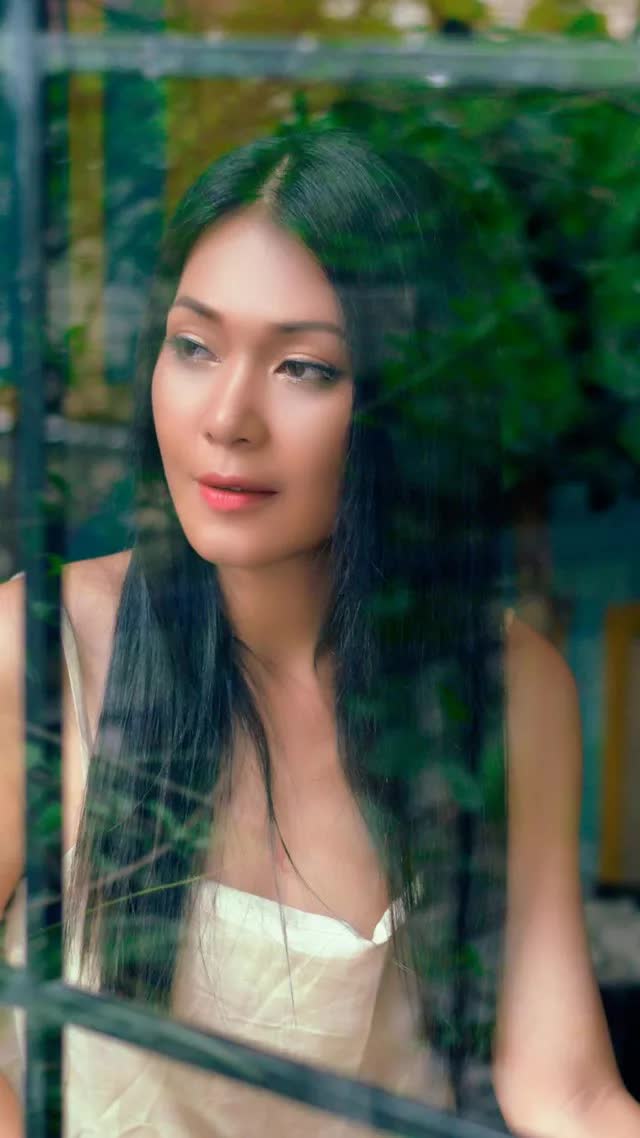 Đời thực bên chồng là đạo diễn nổi tiếng của Đinh Y Nhung - người đẹp Hoa hậu Việt Nam vừa tham gia phim Bão ngầm - Ảnh 1.