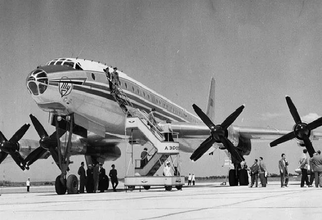 Liên Xô liều bay thẳng tới Cuba, phi công đáp trả rắn khiến không lưu Mỹ không làm khó nổi - Ảnh 1.