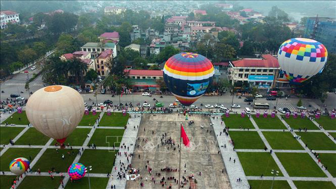 Lần đầu tiên ở Tuyên Quang tổ chức lễ hội khinh khí cầu, hơn 10.000 du khách háo hức đi trải nghiệm! - Ảnh 1.