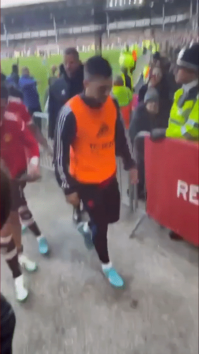 Man United lost painfully, Ronaldo angrily threw the fan's phone?  - Photo 1.