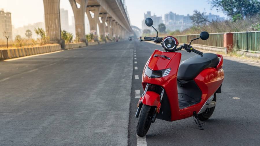 Xe máy điện giá 20,6 triệu khiến Honda Vision 2021 Việt Nam phải nể, no pin đi 85km - Ảnh 1.