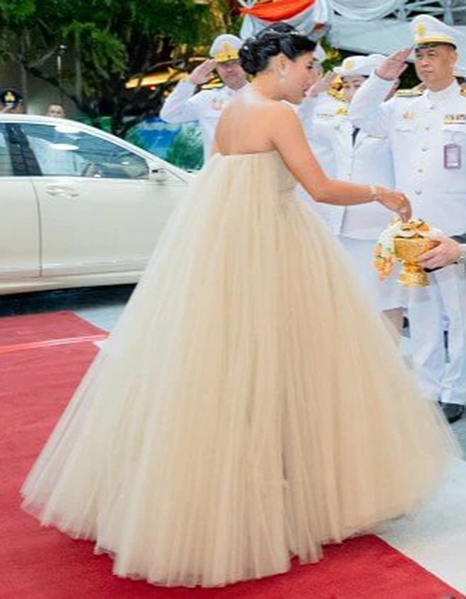 The new 9-year-old Thai princess was recognized by her father - Photo 13.