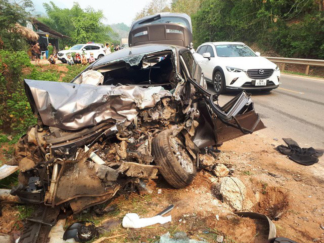 The car was deformed after a direct confrontation with the truck, causing 3 casualties - Photo 2.