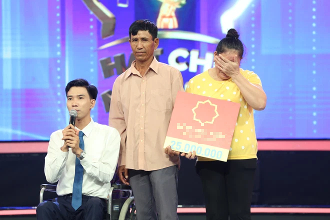 MC Quyền Linh tặng 20 xe lăn cho cựu giảng viên liệt chân, người mẹ bật khóc - Ảnh 5.