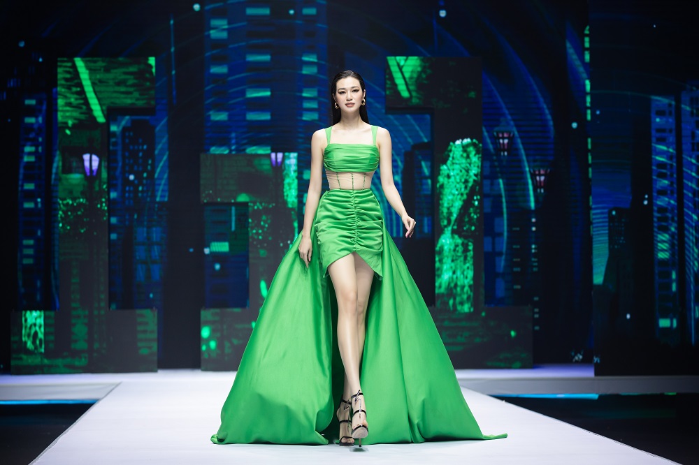 Khánh My thần thái quyến rũ, đảm nhận vai trò vedette trên sàn catwalk - Ảnh 5.