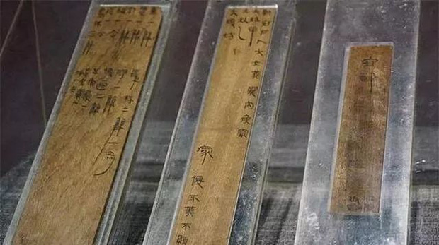 Tìm thấy bức thư khắc trên thanh tre trong mộ cổ 2.000 tuổi, chuyên gia kỳ công khôi phục, đọc xong nội dung mà chỉ biết ngẩn người - Ảnh 3.