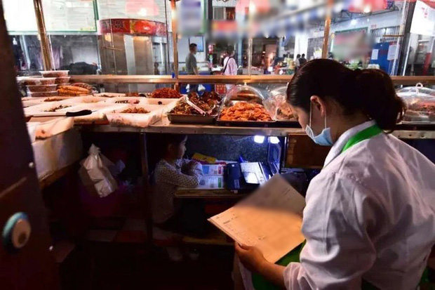 The picture of a baby studying under the mother's stall selling at the market is causing great emotion: All for the hope of the future - Photo 4.