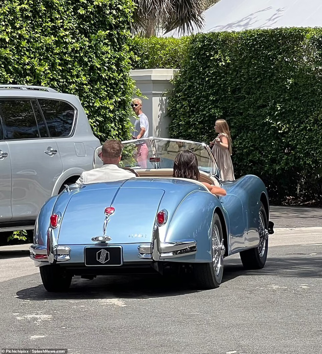 The breakfast party closed the super wedding: Brooklyn Beckham cuddled his tycoon wife, David gave his son a Jaguar car of 11.4 billion - Photo 9.