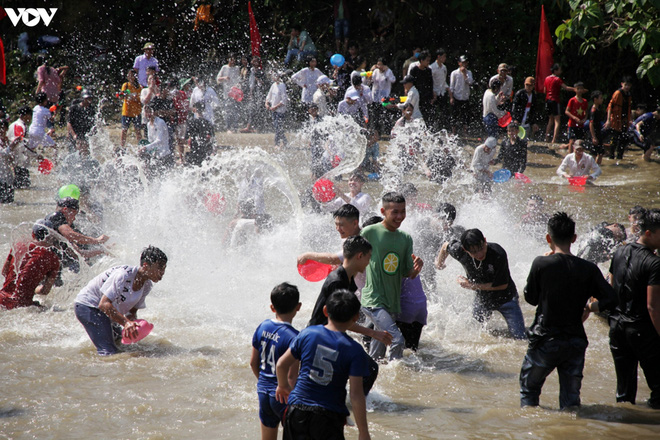 Ấn tượng lễ hội Té nước lớn nhất Việt Nam diễn ra tại Lai Châu - Ảnh 1.