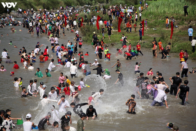 Ấn tượng lễ hội Té nước lớn nhất Việt Nam diễn ra tại Lai Châu - Ảnh 7.