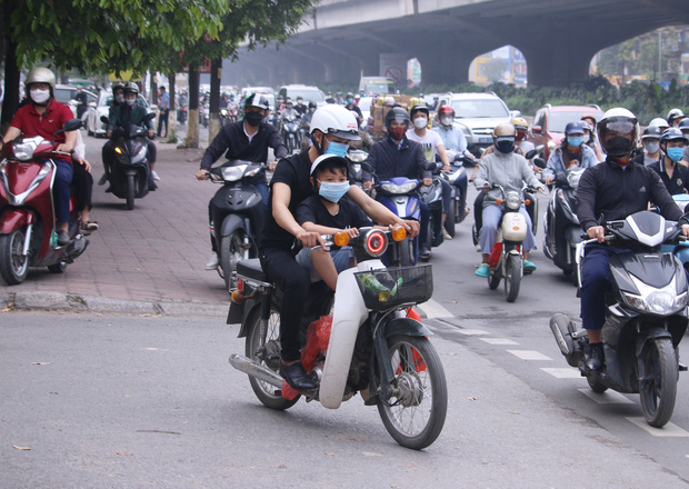 Hà Nội: Tắc đường nghiêm trọng trong ngày đầu hàng trăm nghìn học sinh mầm non đi học trở lại - Ảnh 1.