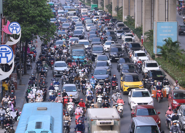 Hà Nội: Tắc đường nghiêm trọng trong ngày đầu hàng trăm nghìn học sinh mầm non đi học trở lại - Ảnh 2.