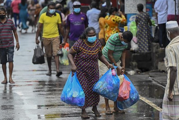 Thảm cảnh ở đất nước vỡ nợ Sri Lanka: Người dân không dám đi vệ sinh vì phí quá đắt, đến bệnh viện hay mua thuốc giảm đau cũng là điều xa xỉ - Ảnh 2.