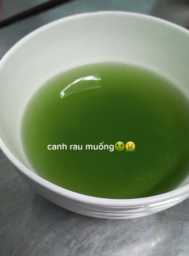 Bát canh rau muống có màu lạ bị ví như dầu gió, nghe khổ chủ giải thích xong lại khiến dân mạng hoang mang hơn bội phần - Ảnh 2.