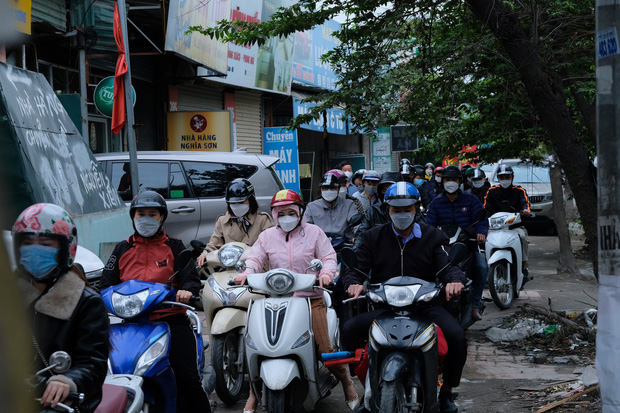 Hà Nội: Tắc đường nghiêm trọng trong ngày đầu hàng trăm nghìn học sinh mầm non đi học trở lại - Ảnh 11.