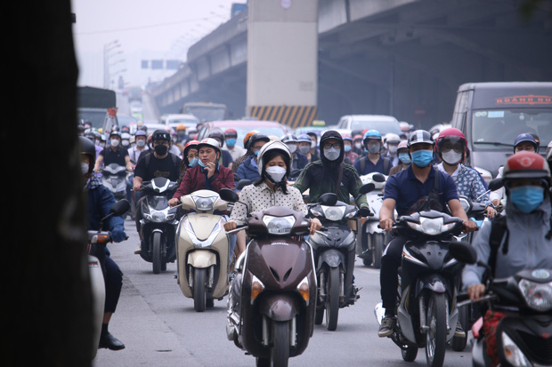 Hà Nội: Tắc đường nghiêm trọng trong ngày đầu hàng trăm nghìn học sinh mầm non đi học trở lại - Ảnh 13.