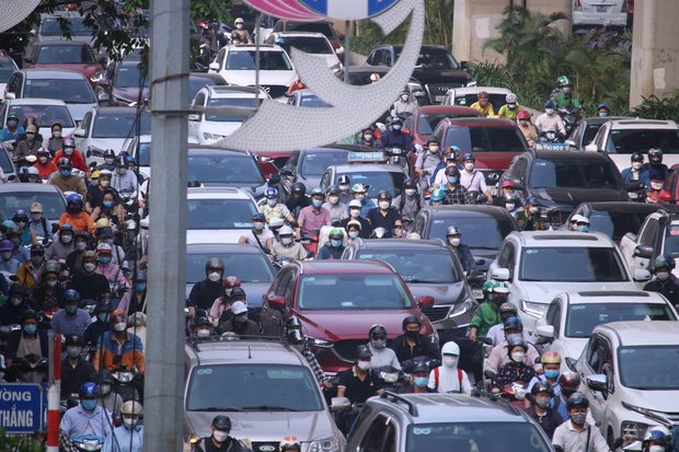 Hà Nội: Tắc đường nghiêm trọng trong ngày đầu hàng trăm nghìn học sinh mầm non đi học trở lại - Ảnh 3.