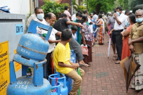 Thảm cảnh ở đất nước vỡ nợ Sri Lanka: Người dân không dám đi vệ sinh vì phí quá đắt, đến bệnh viện hay mua thuốc giảm đau cũng là điều xa xỉ - Ảnh 4.
