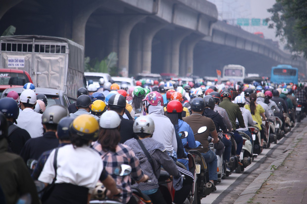 Hà Nội: Tắc đường nghiêm trọng trong ngày đầu hàng trăm nghìn học sinh mầm non đi học trở lại - Ảnh 5.