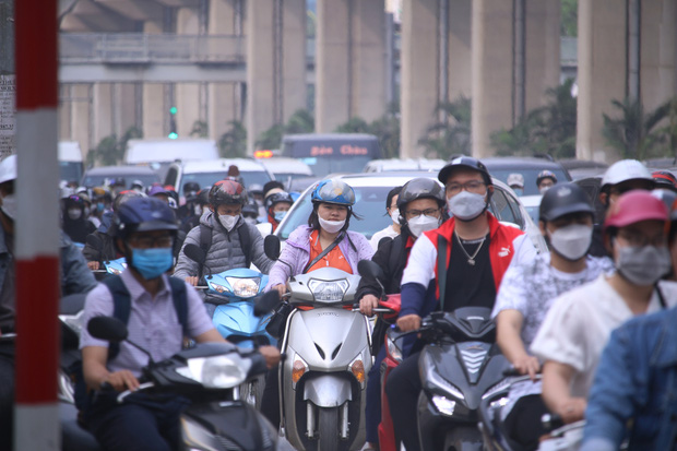 Hà Nội: Tắc đường nghiêm trọng trong ngày đầu hàng trăm nghìn học sinh mầm non đi học trở lại - Ảnh 7.