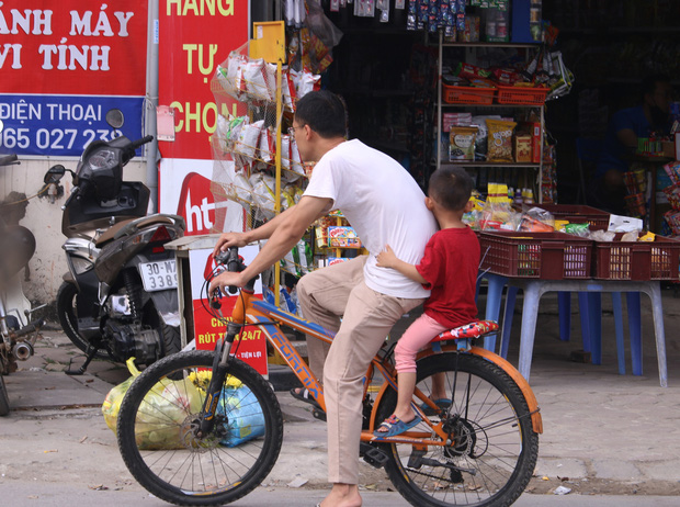 Hà Nội: Tắc đường nghiêm trọng trong ngày đầu hàng trăm nghìn học sinh mầm non đi học trở lại - Ảnh 8.