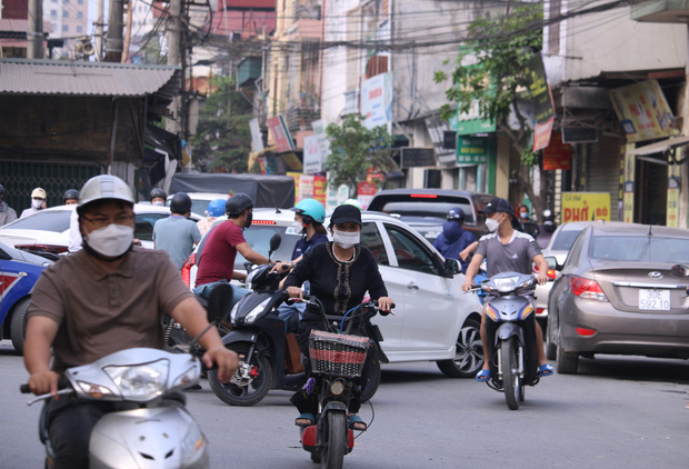 Hà Nội: Tắc đường nghiêm trọng trong ngày đầu hàng trăm nghìn học sinh mầm non đi học trở lại - Ảnh 9.