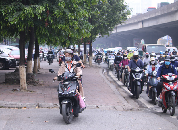 Hà Nội: Tắc đường nghiêm trọng trong ngày đầu hàng trăm nghìn học sinh mầm non đi học trở lại - Ảnh 10.