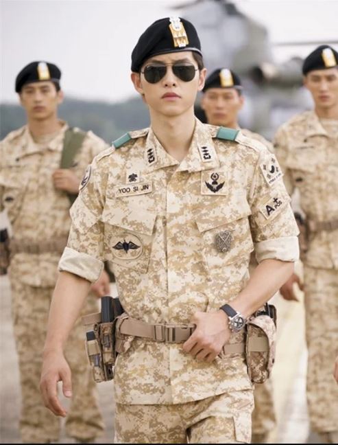 4 mỹ nam Hàn đẹp rụng rời trong trang phục quân nhân: Hyun Bin và Song Joong Ki ai hơn ai? - Ảnh 3.