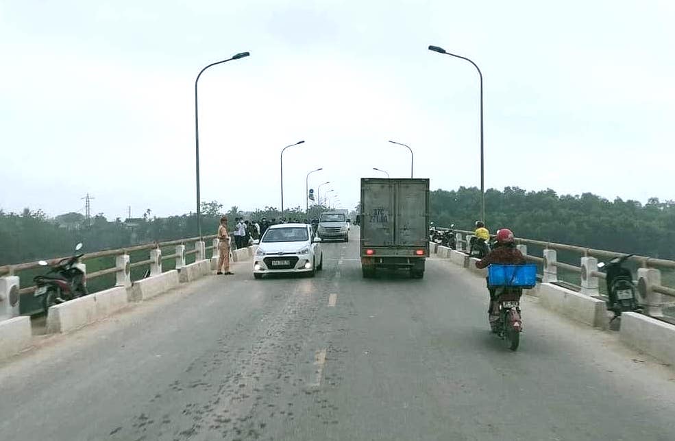 Để lại thư vĩnh biệt, nhắn chồng thay em nuôi con, người phụ nữ nghi đã nhảy xuống sông - Ảnh 1.