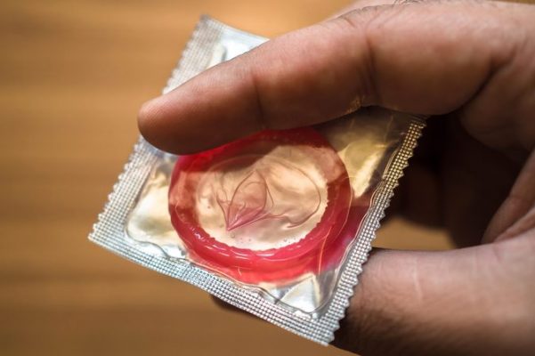 Common mistakes when using condoms are made by many men - Photo 1.
