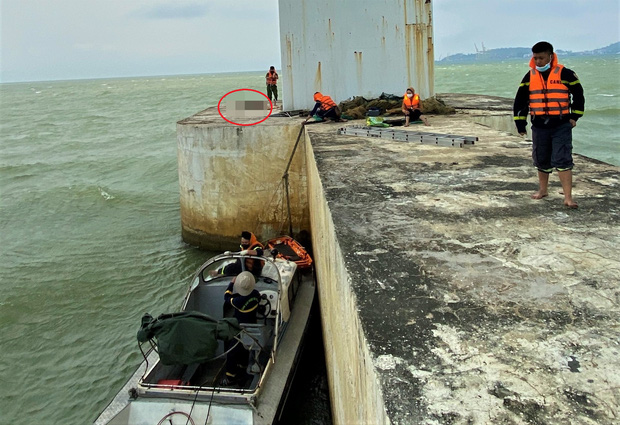 The man's body was discovered under the abutment of Thuan Phuoc bridge - Photo 2.