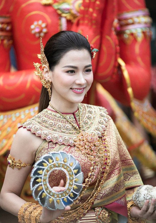 Nữ thần lễ phục Thái gọi tên Baifern (Chiếc Lá Bay): Bé đã xinh xỉu, lớn hóa nữ thần Songkran đẹp điên đảo 2 năm với bộ đồ tiền tỷ - Ảnh 2.