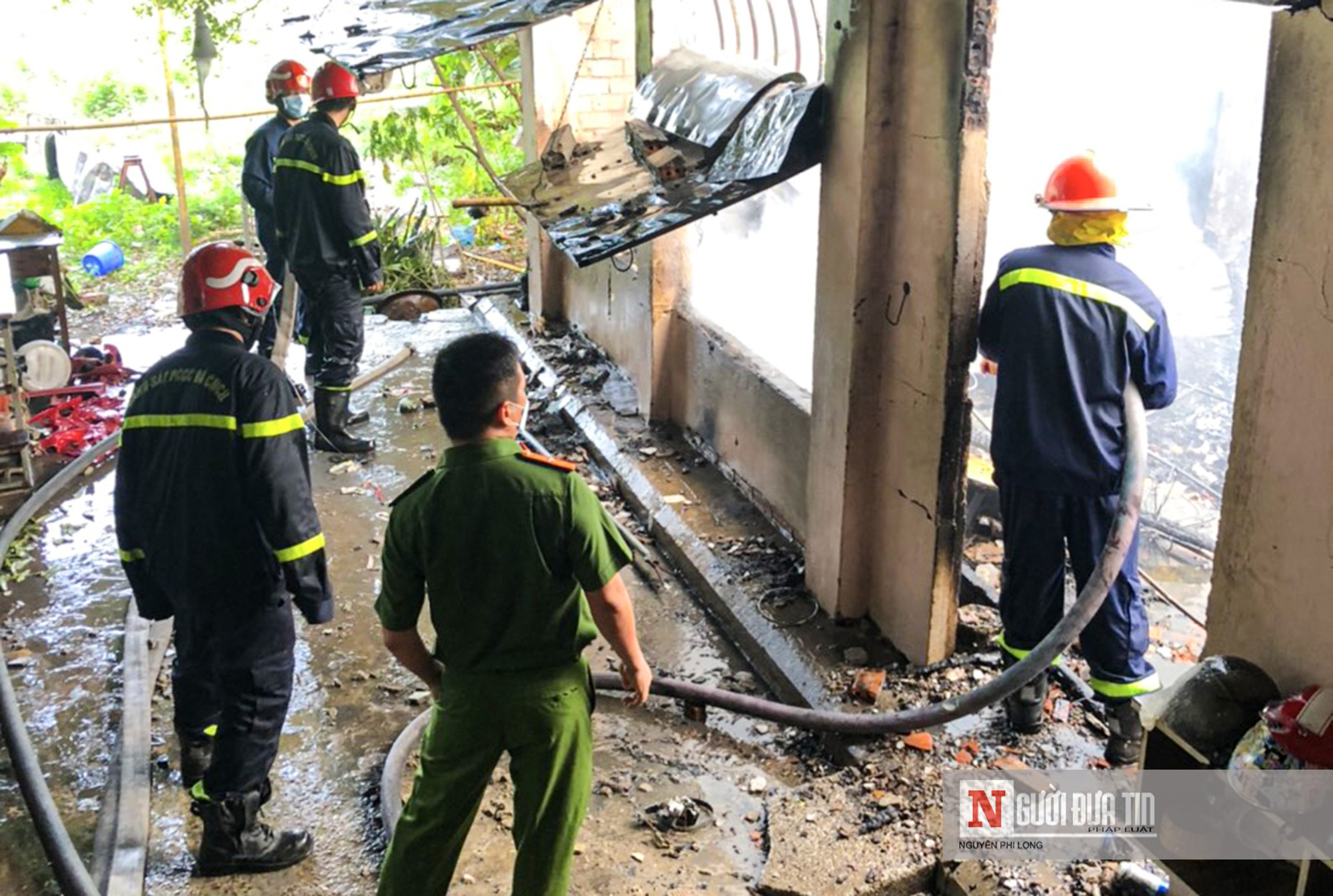 Người cha bất lực nhìn ngọn lửa thiêu rụi toàn bộ tài sản và con gái - Ảnh 2. Người cha bất lực nhìn ngọn lửa thiêu rụi toàn bộ tài sản và con gái - Ảnh 2.