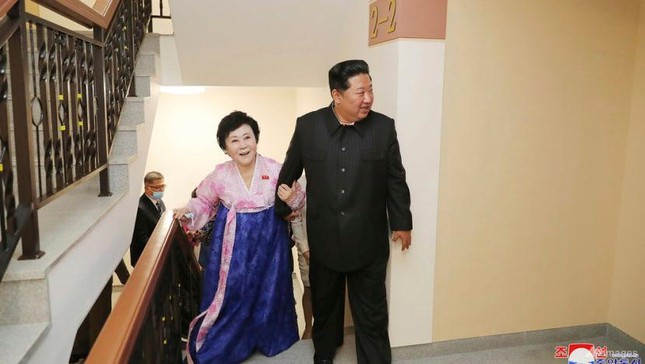 Được Chủ tịch Kim tặng nhà, phát thanh viên nổi tiếng nhất Triều Tiên khóc suốt đêm - Ảnh 2.