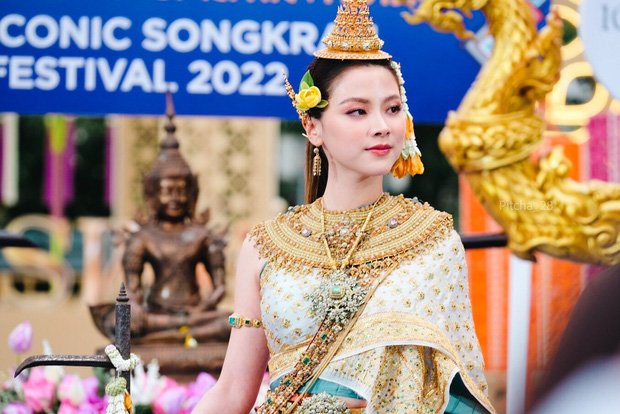 Nữ thần lễ phục Thái gọi tên Baifern (Chiếc Lá Bay): Bé đã xinh xỉu, lớn hóa nữ thần Songkran đẹp điên đảo 2 năm với bộ đồ tiền tỷ - Ảnh 12.