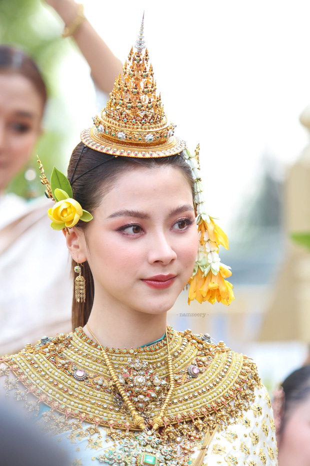 Nữ thần lễ phục Thái gọi tên Baifern (Chiếc Lá Bay): Bé đã xinh xỉu, lớn hóa nữ thần Songkran đẹp điên đảo 2 năm với bộ đồ tiền tỷ - Ảnh 13.