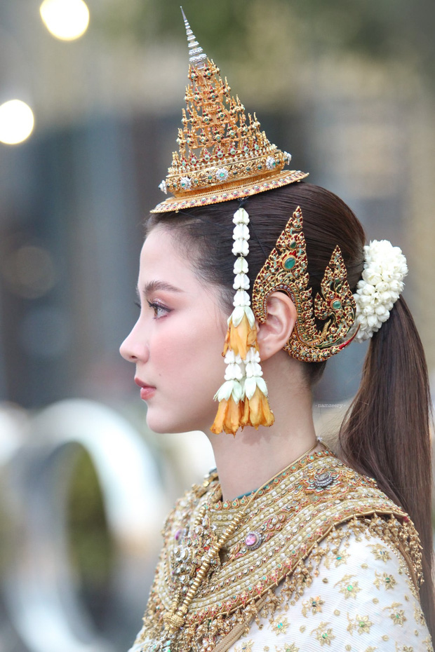 Nữ thần lễ phục Thái gọi tên Baifern (Chiếc Lá Bay): Bé đã xinh xỉu, lớn hóa nữ thần Songkran đẹp điên đảo 2 năm với bộ đồ tiền tỷ - Ảnh 14.