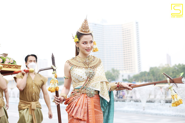 Nữ thần lễ phục Thái gọi tên Baifern (Chiếc Lá Bay): Bé đã xinh xỉu, lớn hóa nữ thần Songkran đẹp điên đảo 2 năm với bộ đồ tiền tỷ - Ảnh 15.