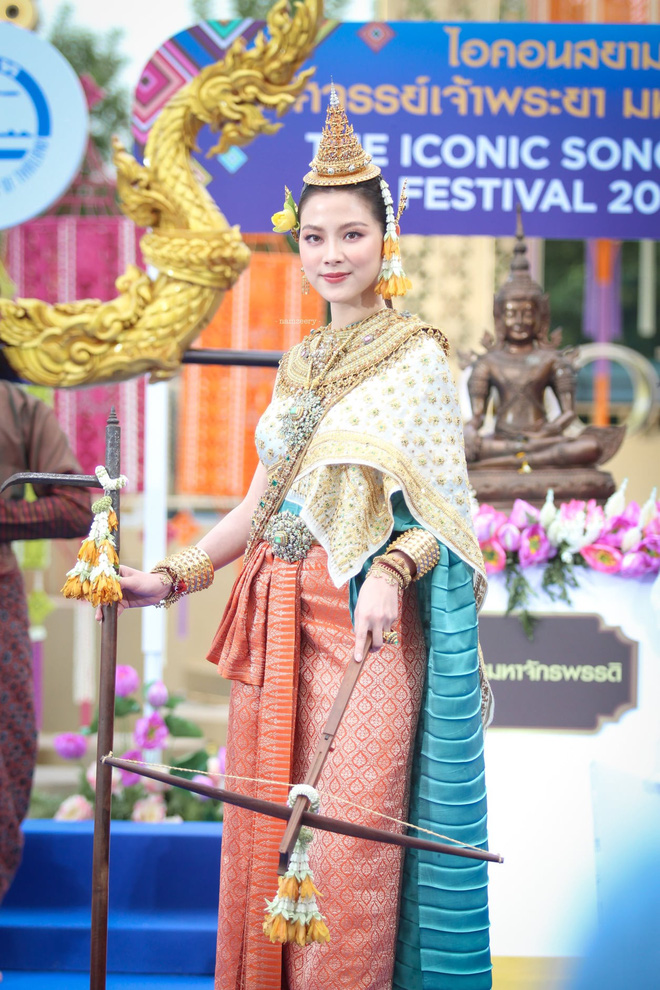 Nữ thần lễ phục Thái gọi tên Baifern (Chiếc Lá Bay): Bé đã xinh xỉu, lớn hóa nữ thần Songkran đẹp điên đảo 2 năm với bộ đồ tiền tỷ - Ảnh 16.