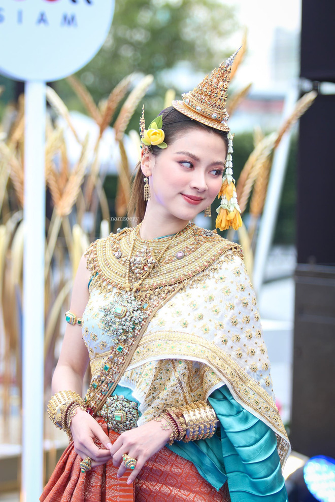 Nữ thần lễ phục Thái gọi tên Baifern (Chiếc Lá Bay): Bé đã xinh xỉu, lớn hóa nữ thần Songkran đẹp điên đảo 2 năm với bộ đồ tiền tỷ - Ảnh 17.