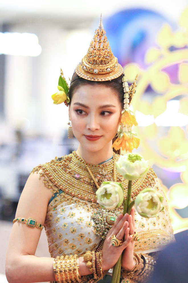 Nữ thần lễ phục Thái gọi tên Baifern (Chiếc Lá Bay): Bé đã xinh xỉu, lớn hóa nữ thần Songkran đẹp điên đảo 2 năm với bộ đồ tiền tỷ - Ảnh 18.