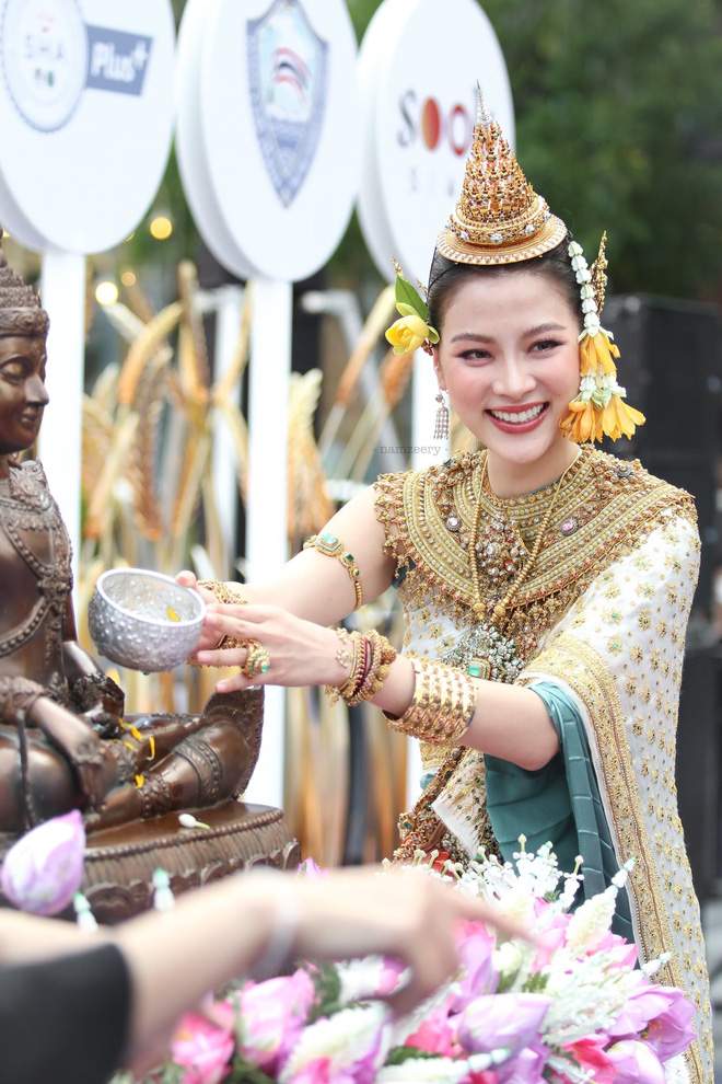 Nữ thần lễ phục Thái gọi tên Baifern (Chiếc Lá Bay): Bé đã xinh xỉu, lớn hóa nữ thần Songkran đẹp điên đảo 2 năm với bộ đồ tiền tỷ - Ảnh 19.