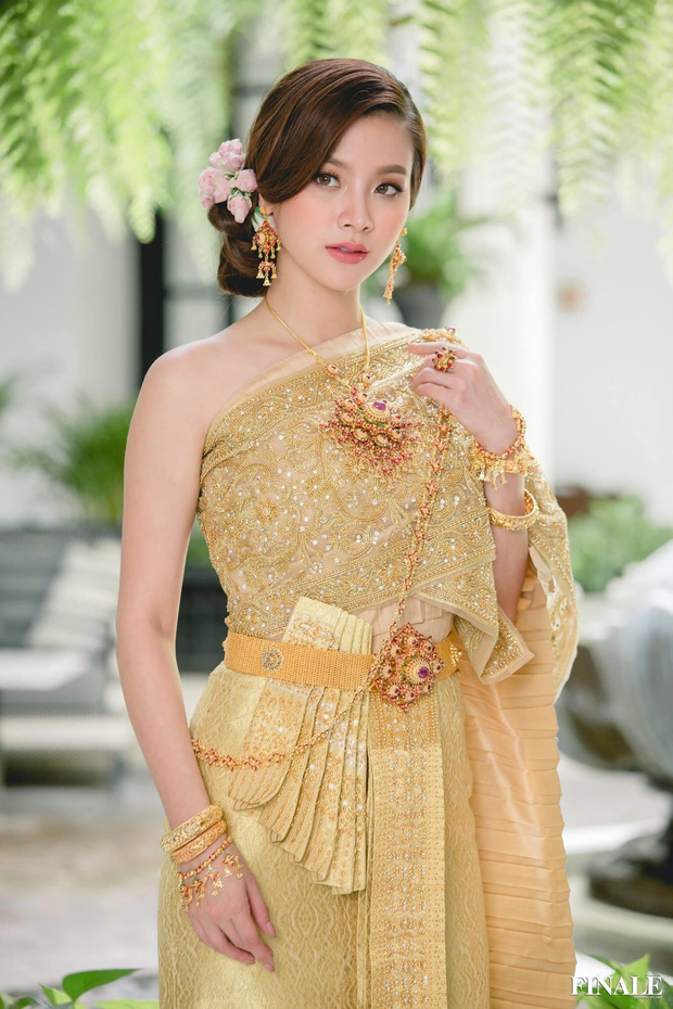 Nữ thần lễ phục Thái gọi tên Baifern (Chiếc Lá Bay): Bé đã xinh xỉu, lớn hóa nữ thần Songkran đẹp điên đảo 2 năm với bộ đồ tiền tỷ - Ảnh 20.