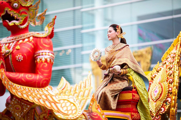 Nữ thần lễ phục Thái gọi tên Baifern (Chiếc Lá Bay): Bé đã xinh xỉu, lớn hóa nữ thần Songkran đẹp điên đảo 2 năm với bộ đồ tiền tỷ - Ảnh 3.